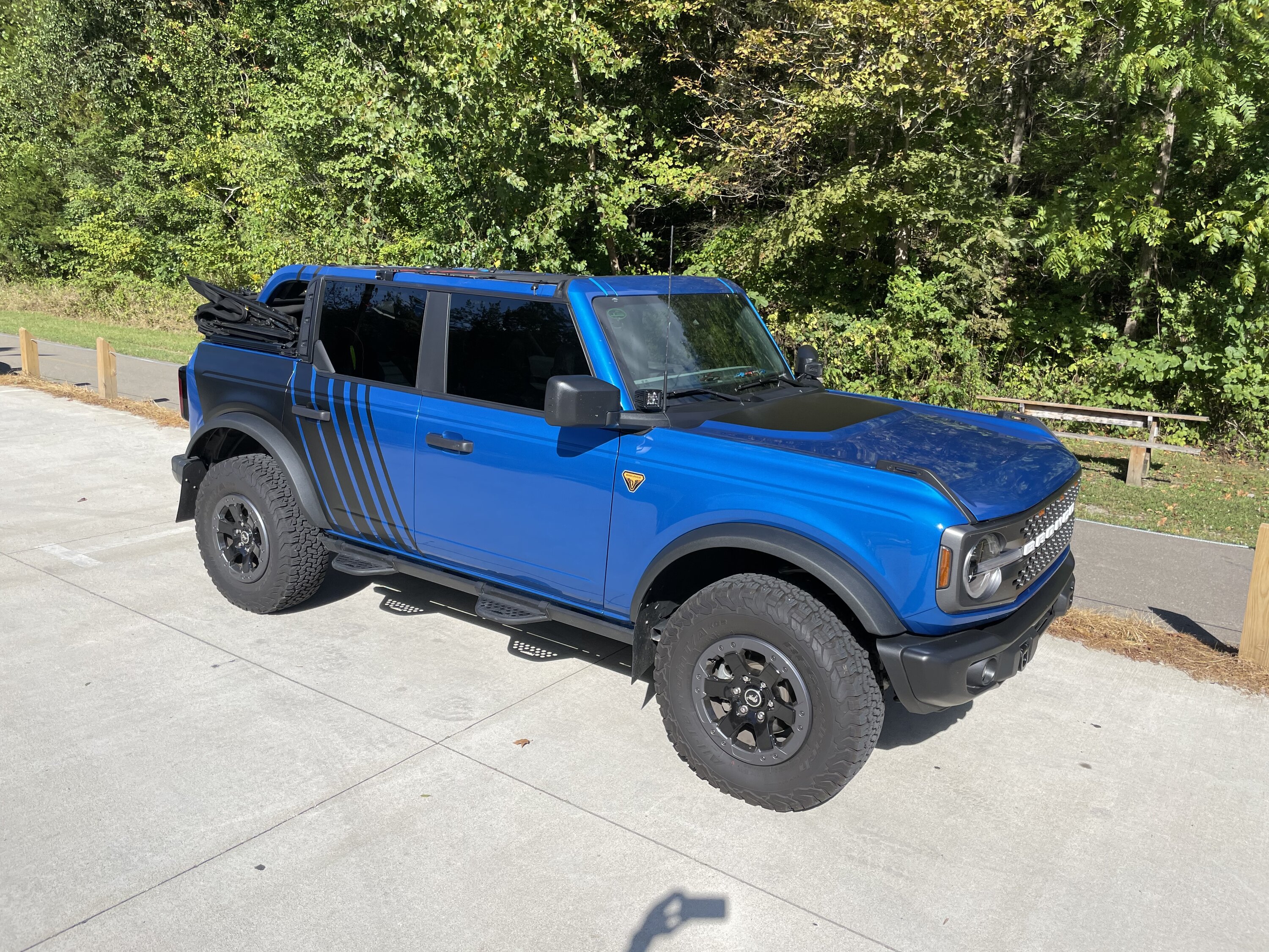 Ford Bronco VELOCITY BLUE Bronco Club 02856C42-770D-4A07-AE2C-B636029D235A
