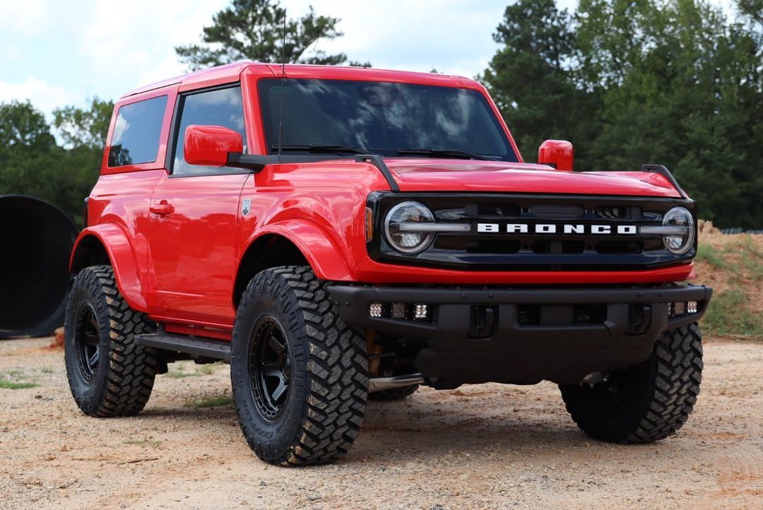 2021 Bronco Race Red Color Matched Painted Roof Painted Fender Flares Gloss Black Grille 11.jpg