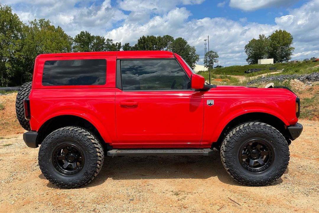 2021 Bronco Race Red Color Matched Painted Roof Painted Fender Flares Gloss Black Grille 3.jpg