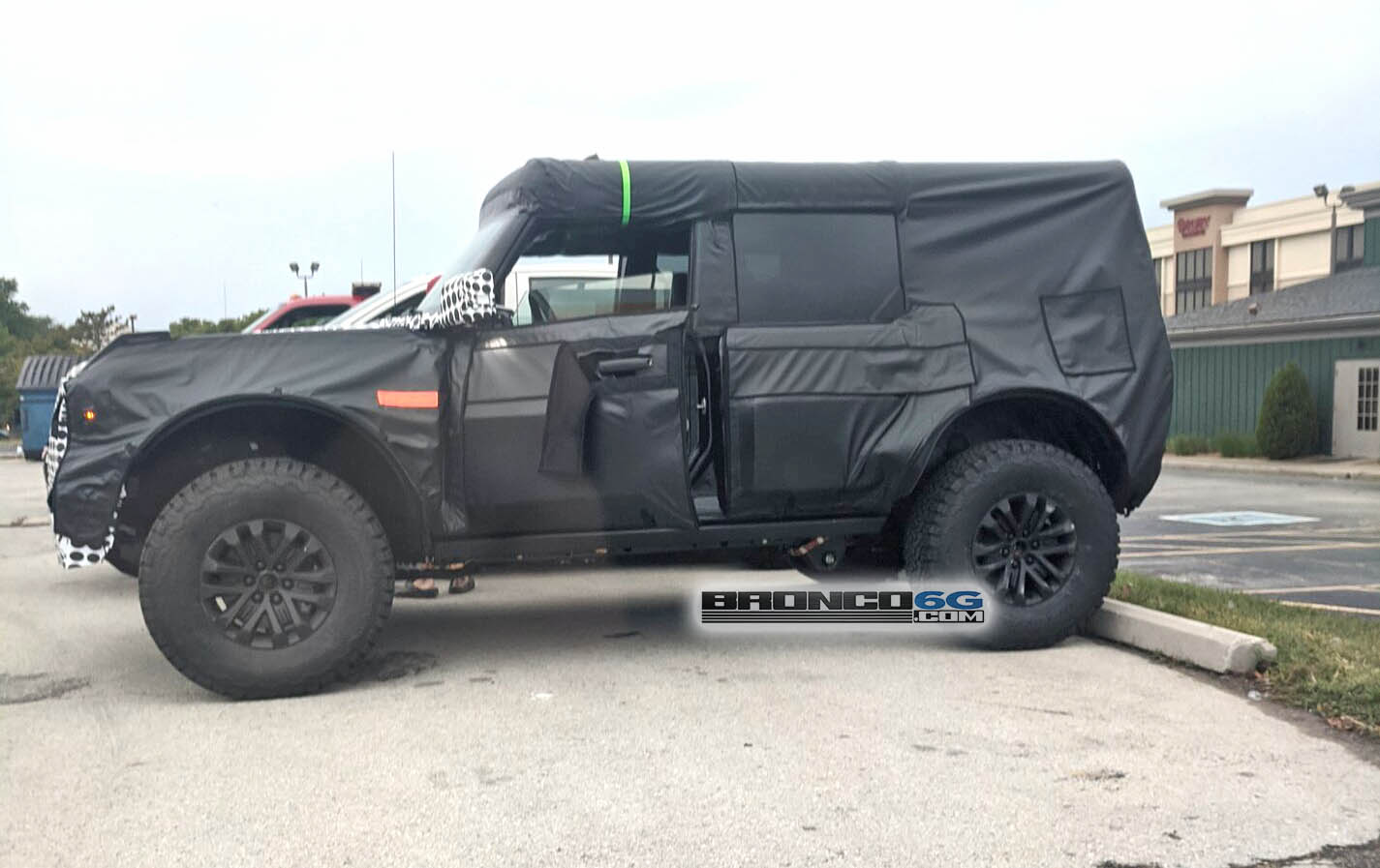 Ford Bronco Spotted a Bronco Raptor / Warthog prototype? 2021-bronco-raptor-warthog-