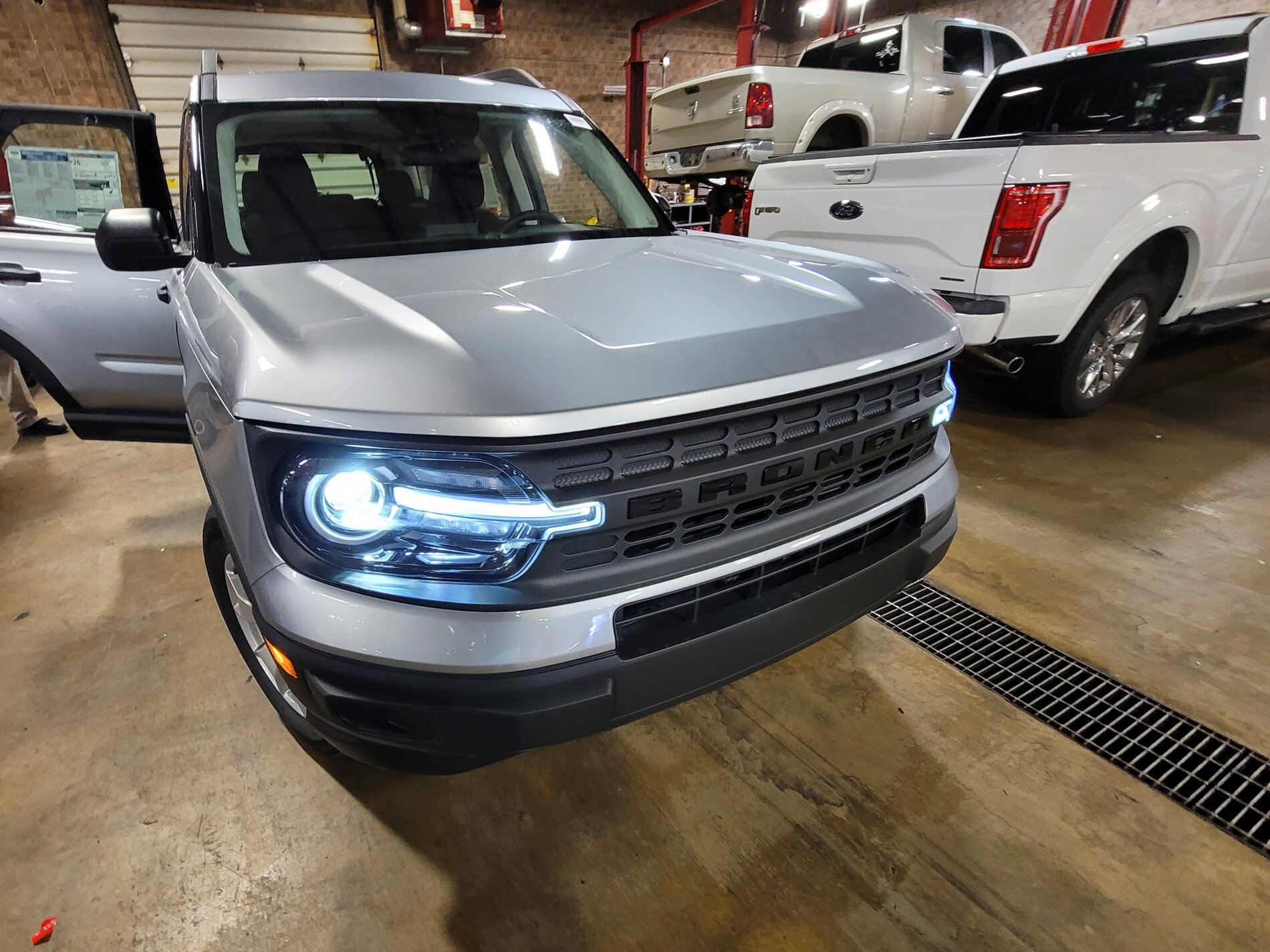 Ford Bronco Iconic Silver Paint Thread 20210106_102459
