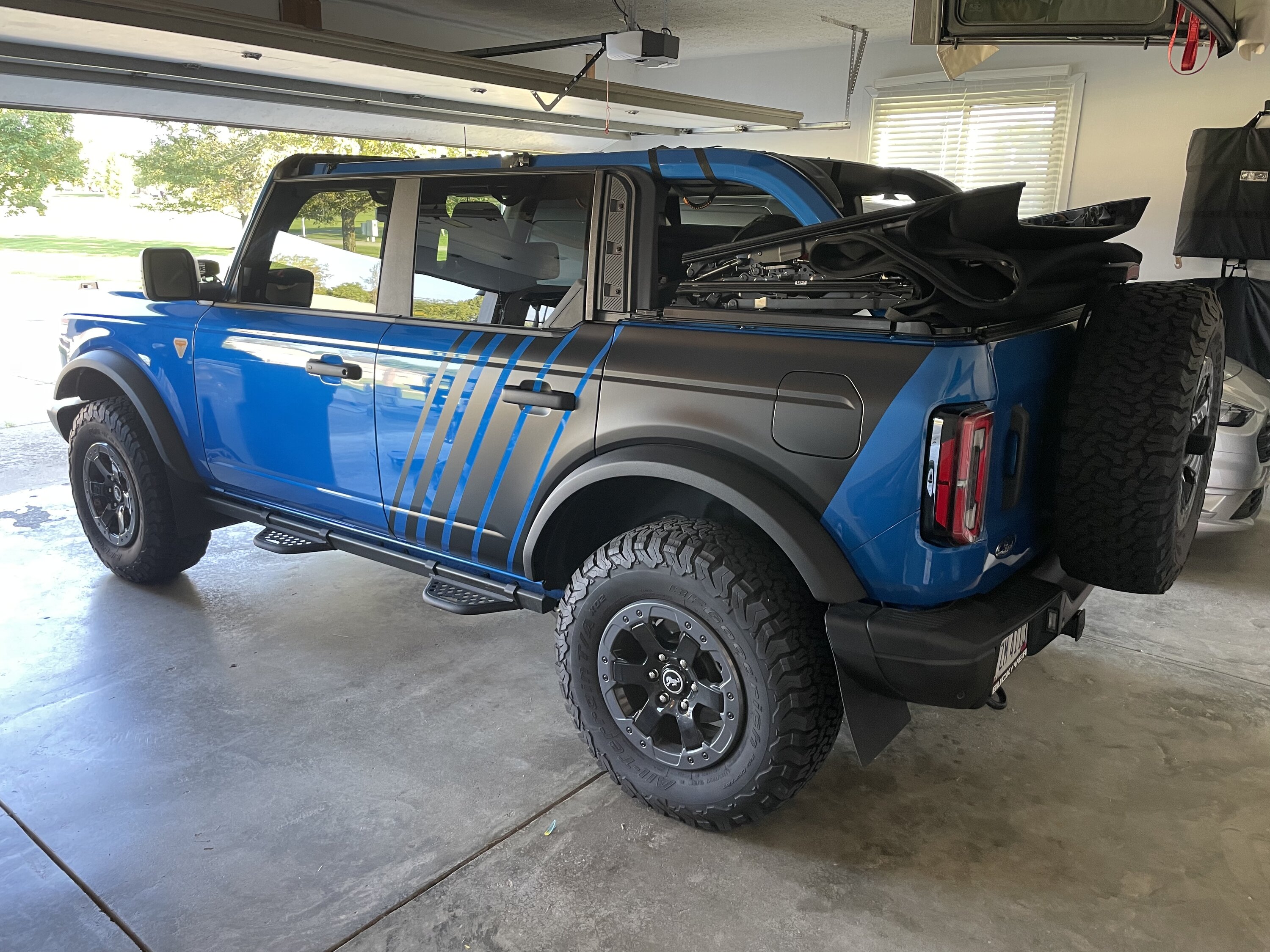 Ford Bronco VELOCITY BLUE Bronco Club 355FADF5-7764-4CD8-A5F8-299C6F11DF5C