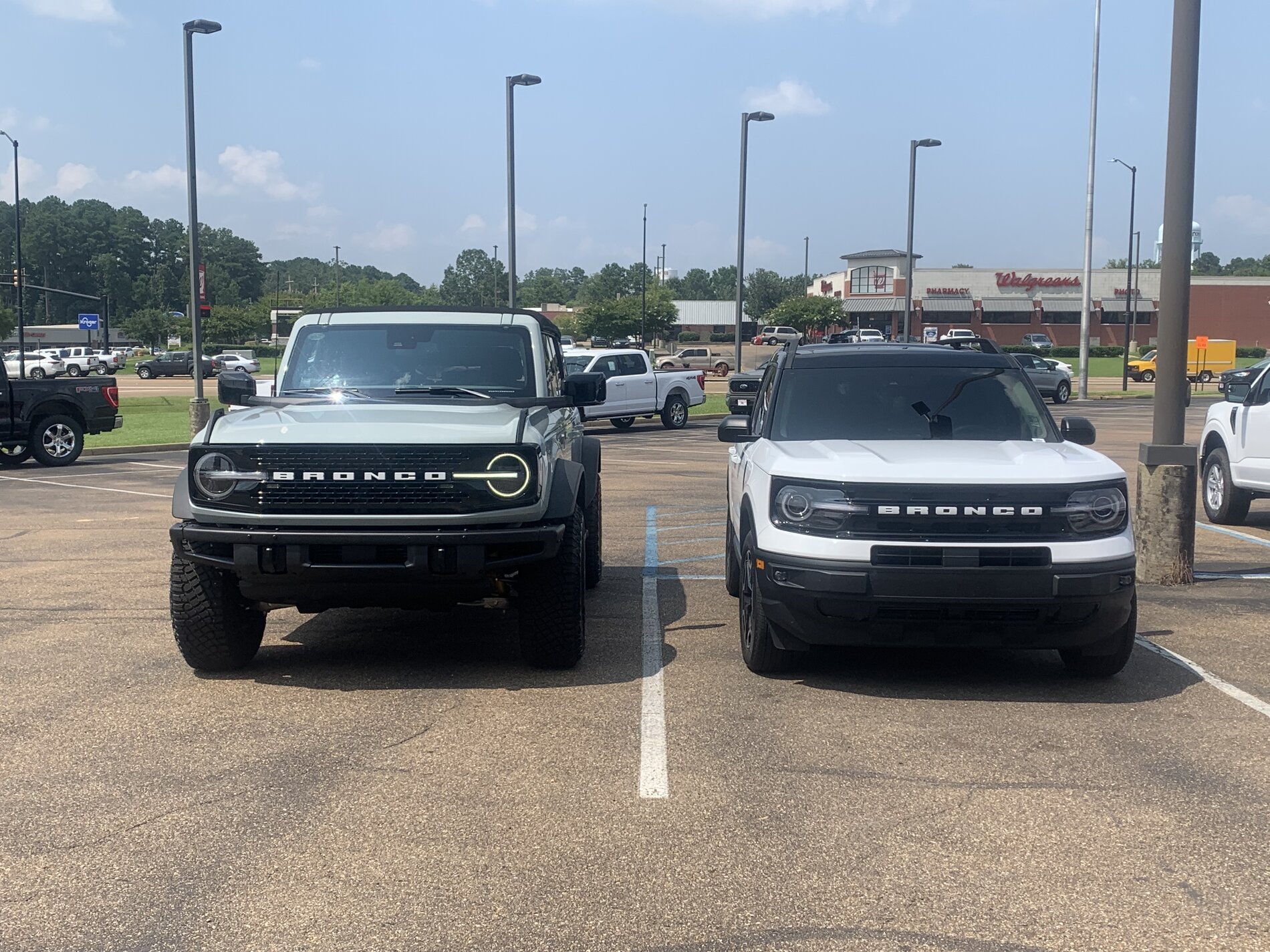 Side By Side View vs Bronco Sport Bronco6G 2021+ Ford Bronco