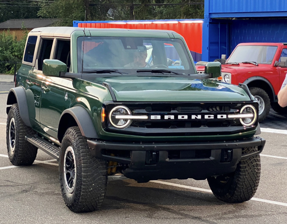 Ford Bronco Eruption Green Bronco 2-Door With White Roof Render 7D5F7E9F-F470-43BD-A2EA-D4BED50C8D52