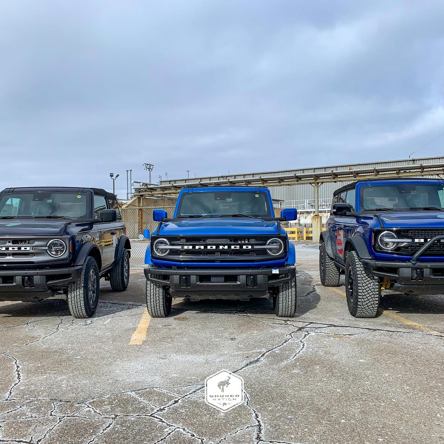 Ford Bronco VELOCITY BLUE Bronco Club 959BA8DE-7BB8-41CD-BFD1-E490A4E1B6DC