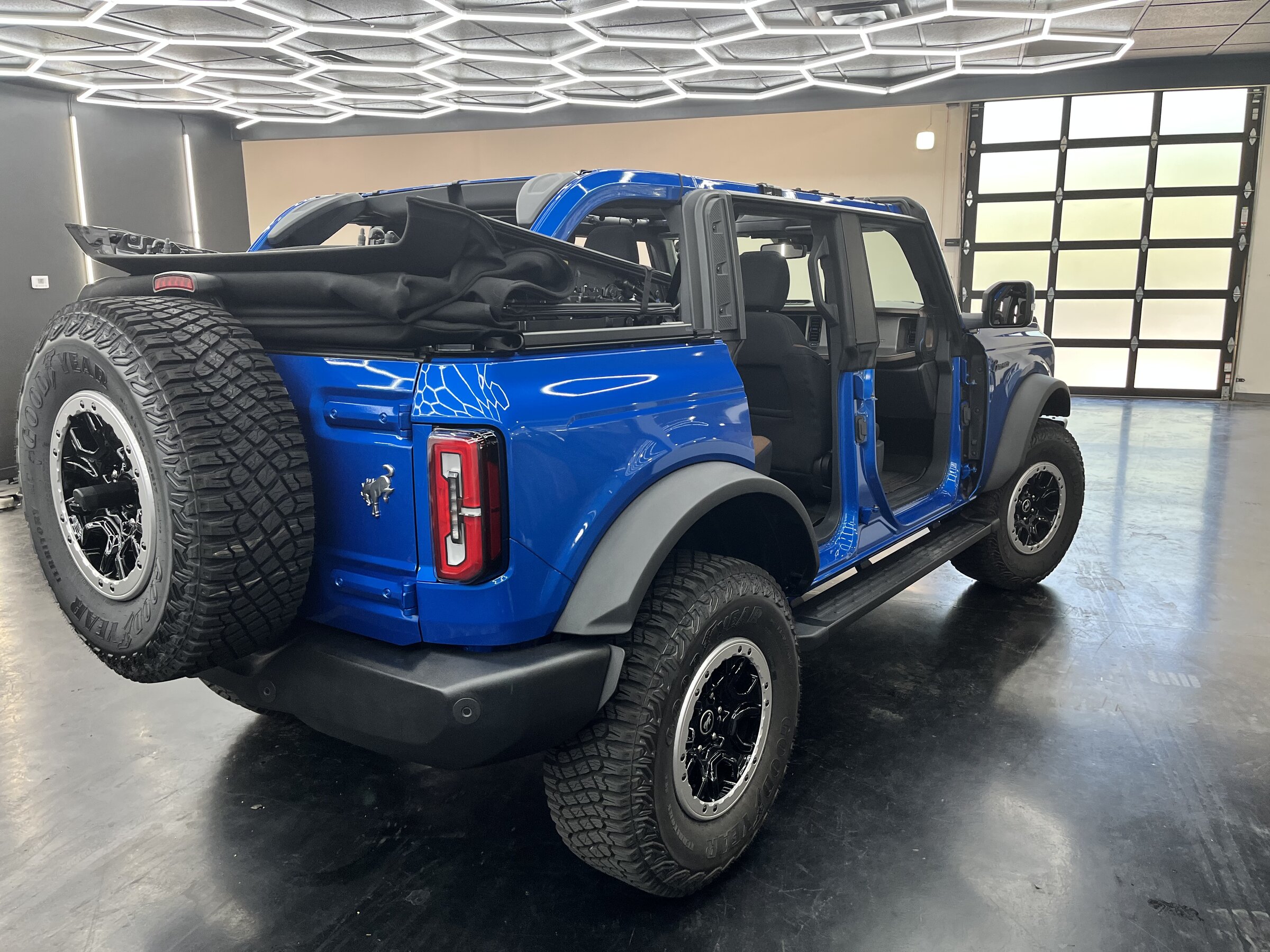 Ford Bronco VELOCITY BLUE Bronco Club A34A7632-741C-46ED-AFC0-86F005472333