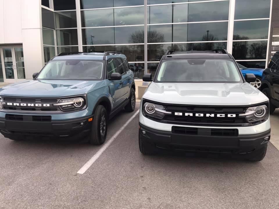 Ford Bronco Area 51 vs Cactus Gray side-by-side comparison (on Sport) A45FBF54-9752-4001-86FF-771489327197