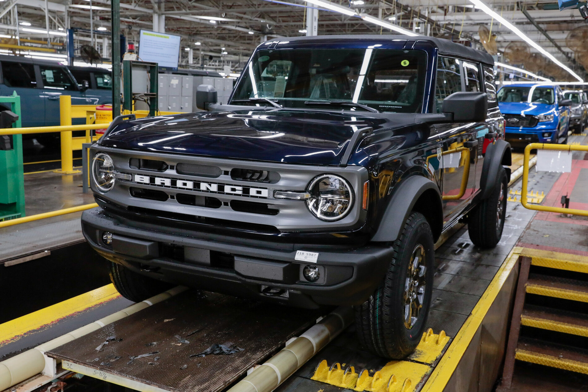 Ford Bronco Post Your Bronco Production Line Pics! (From Ford Emails Starting Today) Bronco