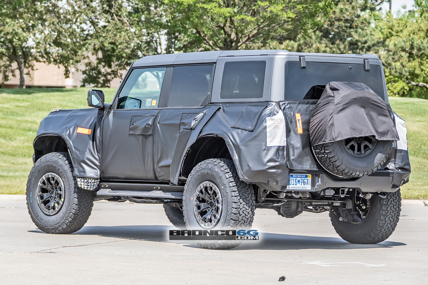 Ford Bronco Bronco Raptor / Warthog Video & Pics Show New Details and Camo Easter Egg 🦖 bronco-raptor-spy-pics-camo-easter-egg-19