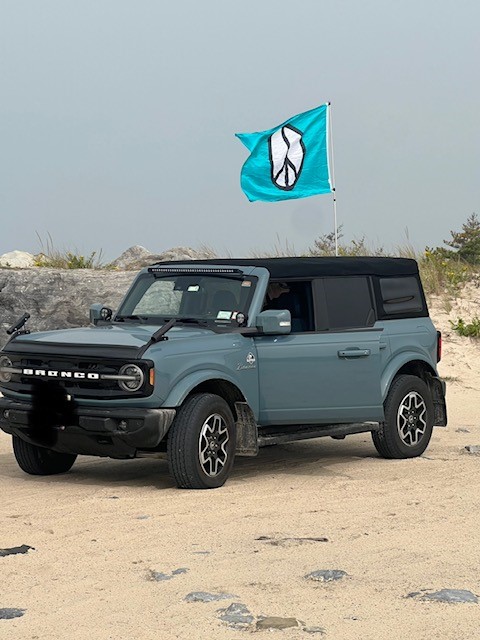 Ford Bronco Mounting those "Dune Flags"? broncoflag1