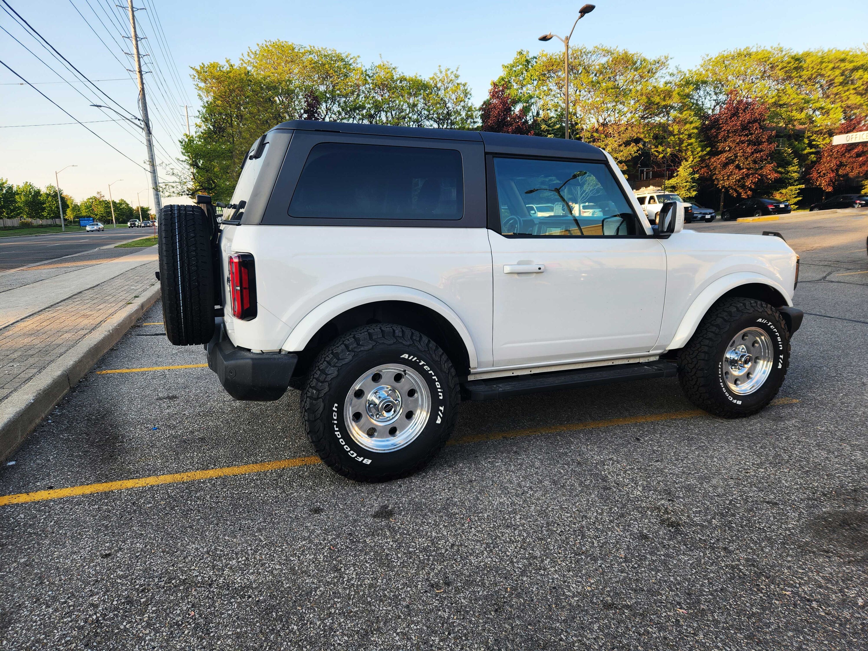 Ford Bronco new wheels and tires. didn't buy a spare cause i'm planning to do the tire delete... and i'm cheap. bronx-2023