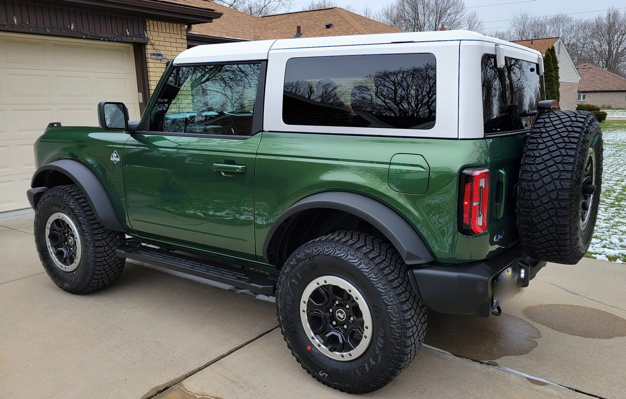 Ford Bronco Eruption Green Bronco 2-Door With White Roof Render eg-white-to