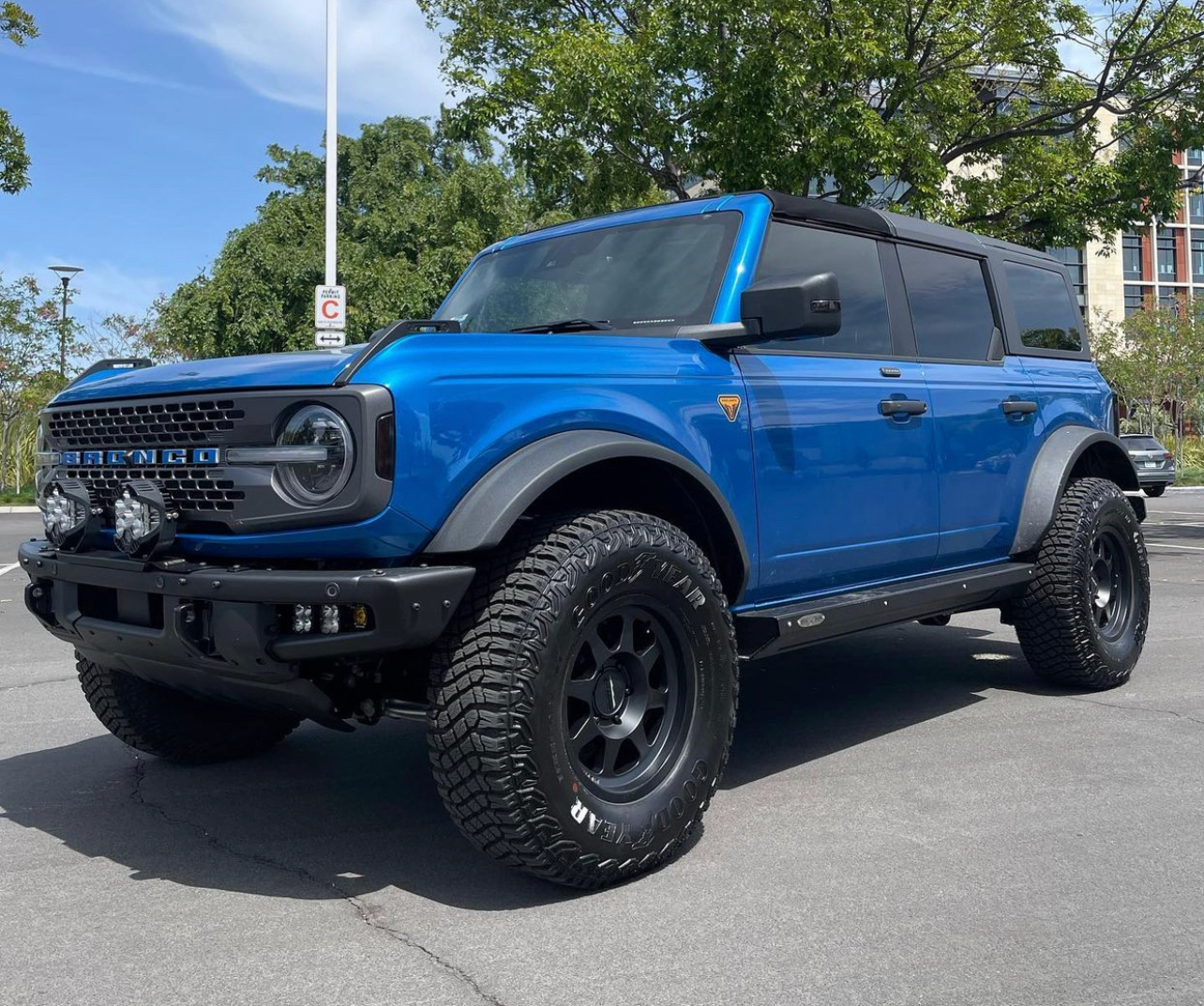 Ford Bronco VELOCITY BLUE Bronco Club IMG_5638