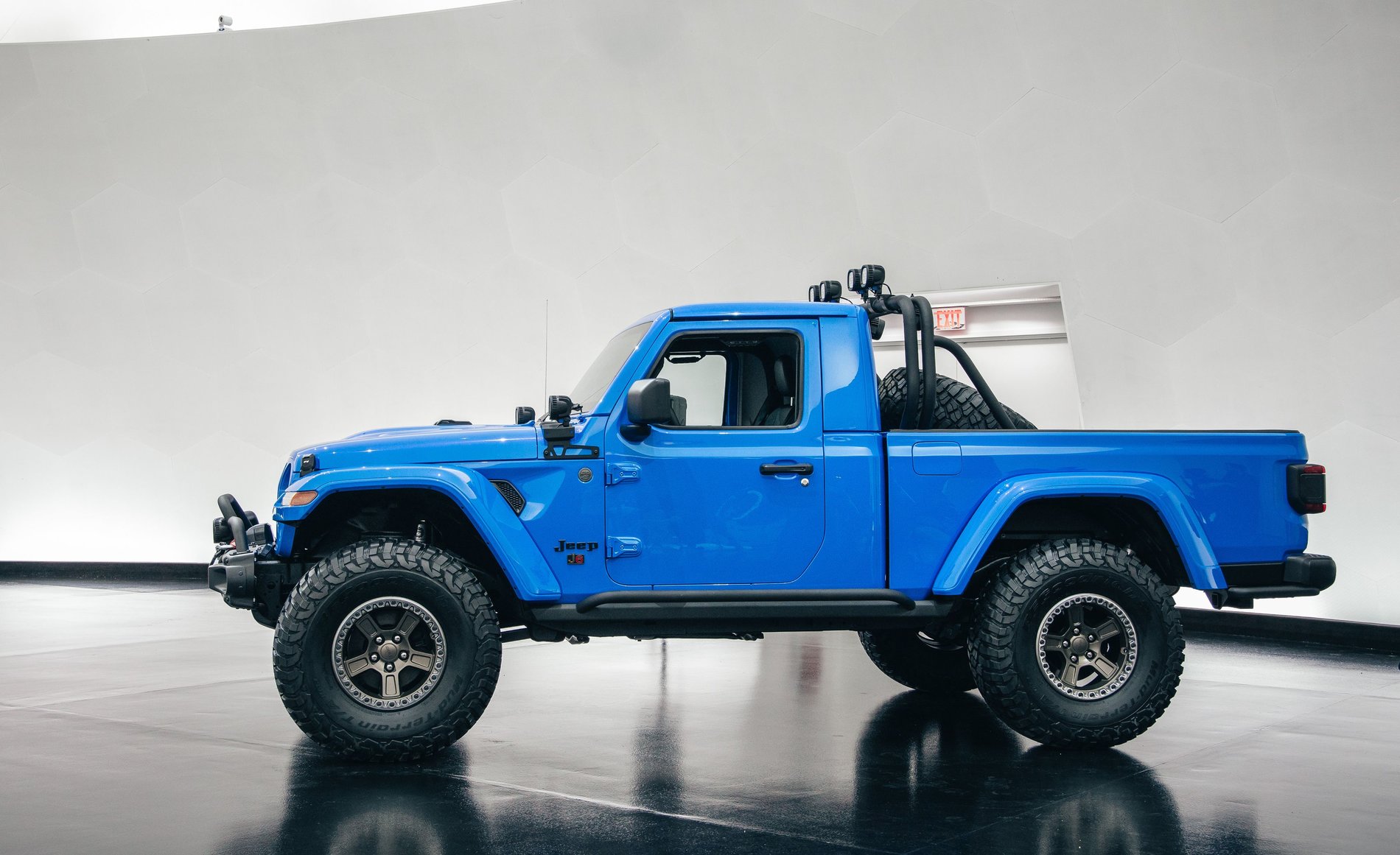 Jeep-J6-Concept-Gladiator-3.jpg