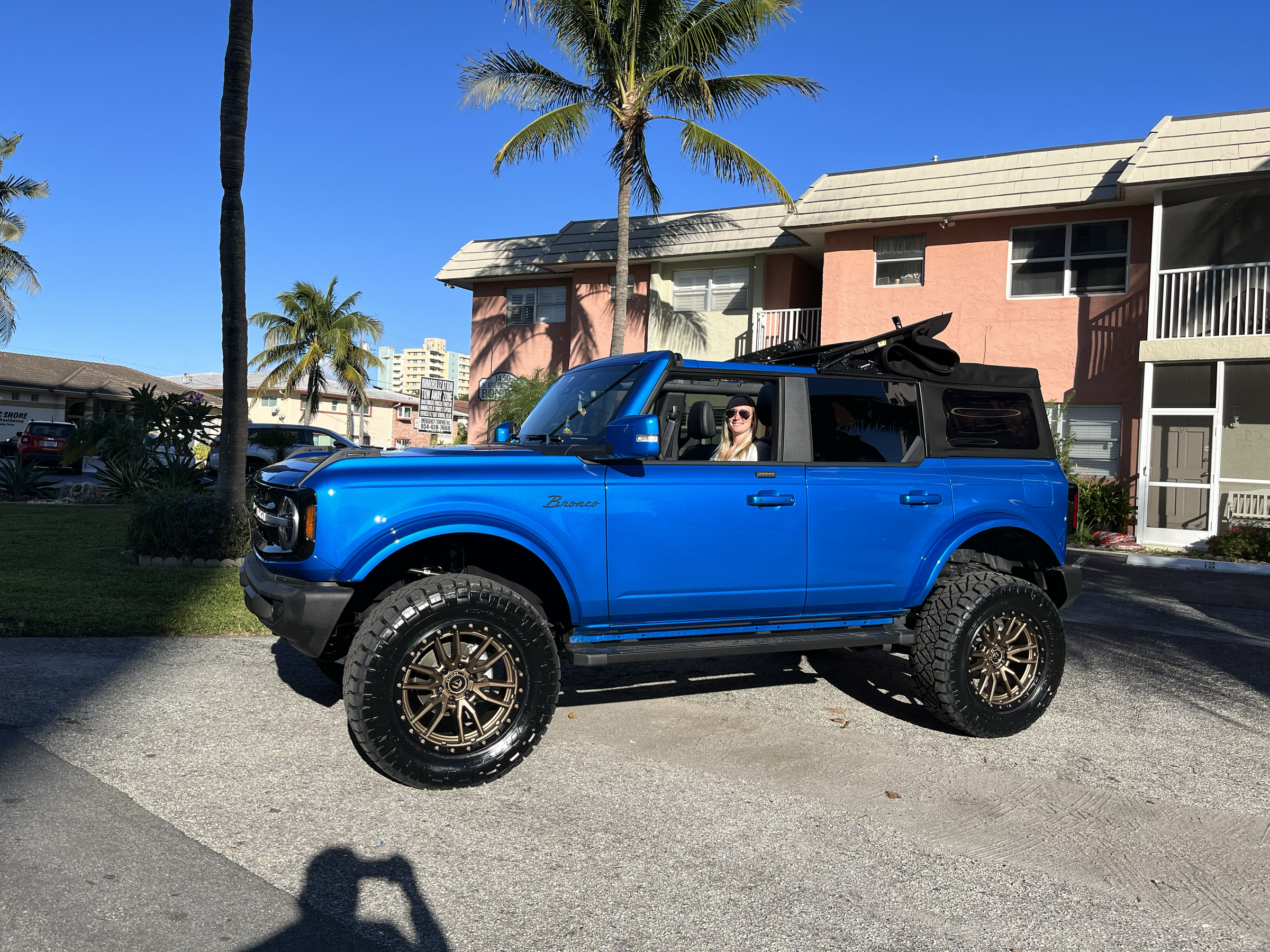 Ford Bronco Velocity Blue Outer Banks on 35's Tires, 20" Wheels, 3.5" Lift tempImagevoyHo