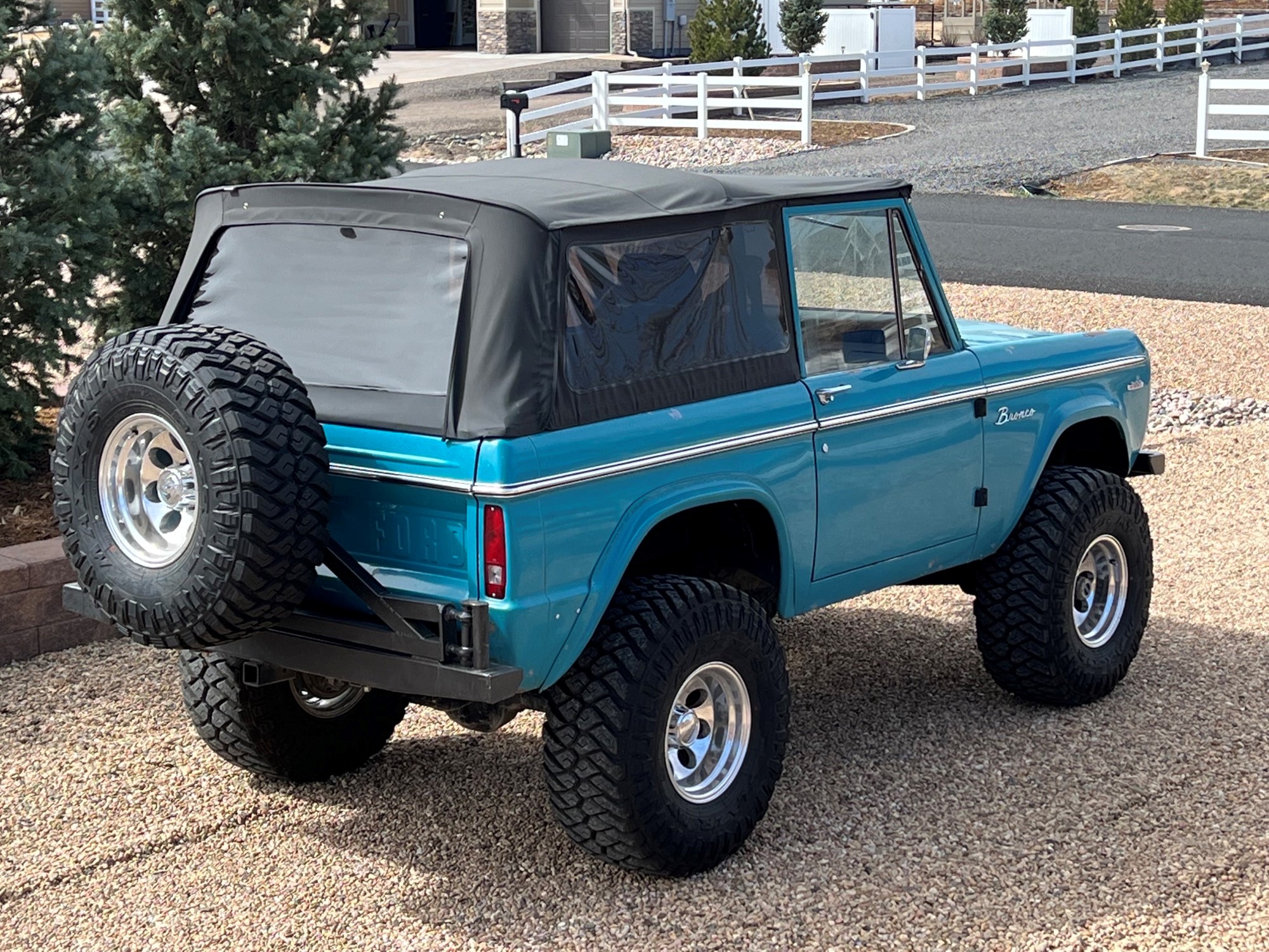 Ford Bronco 2 Doors and 3 Pedals topside