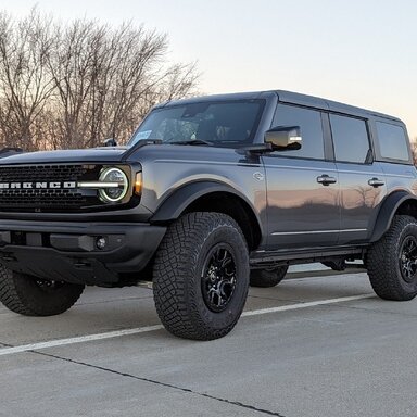 Stock Bronco Badlands side-by-side vs Jeep Wrangler Rubicon on 3.5