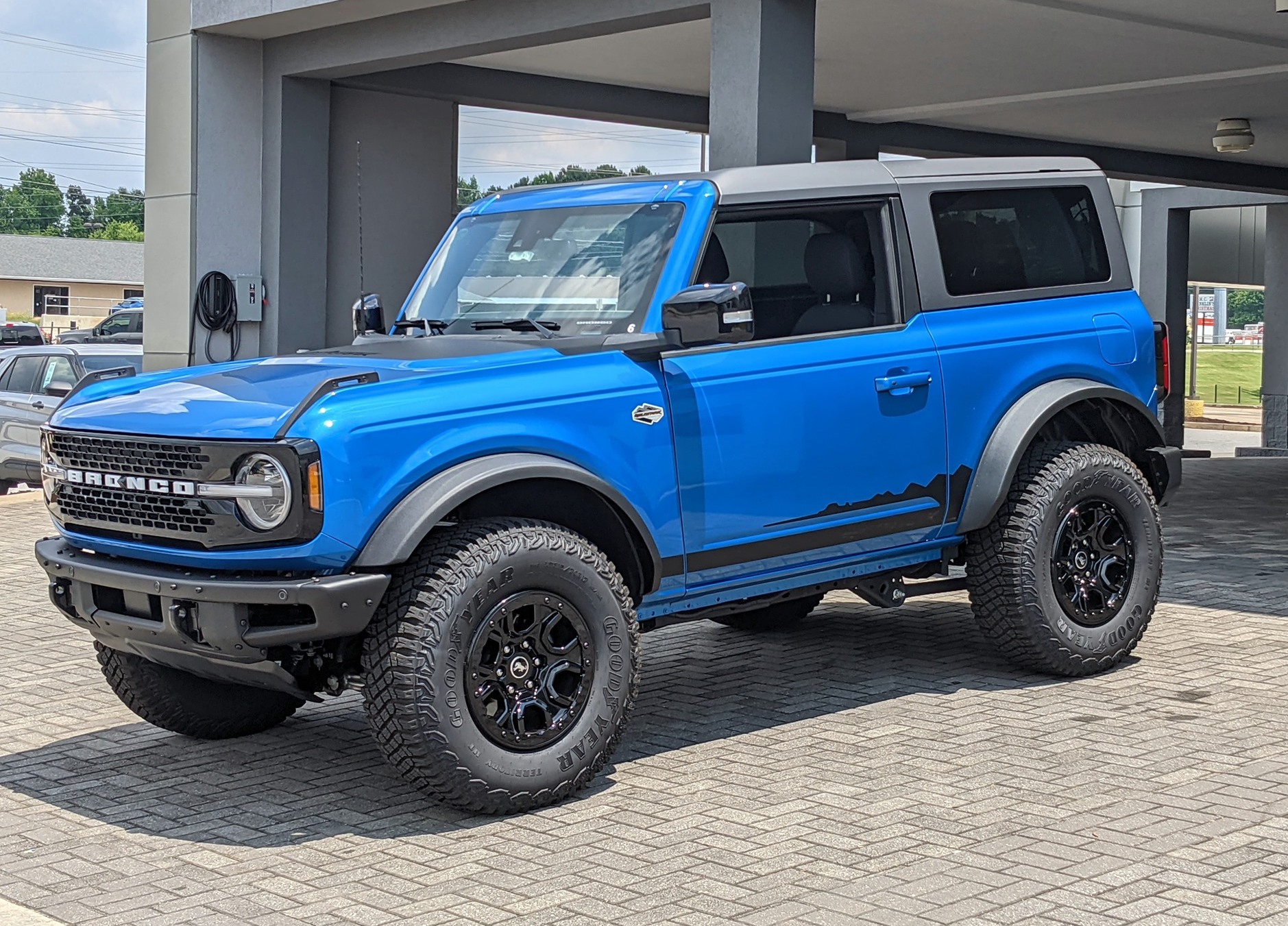 Wildtrak Bronco 2-Door in Velocity Blue and Full Graphics Decals | Page ...