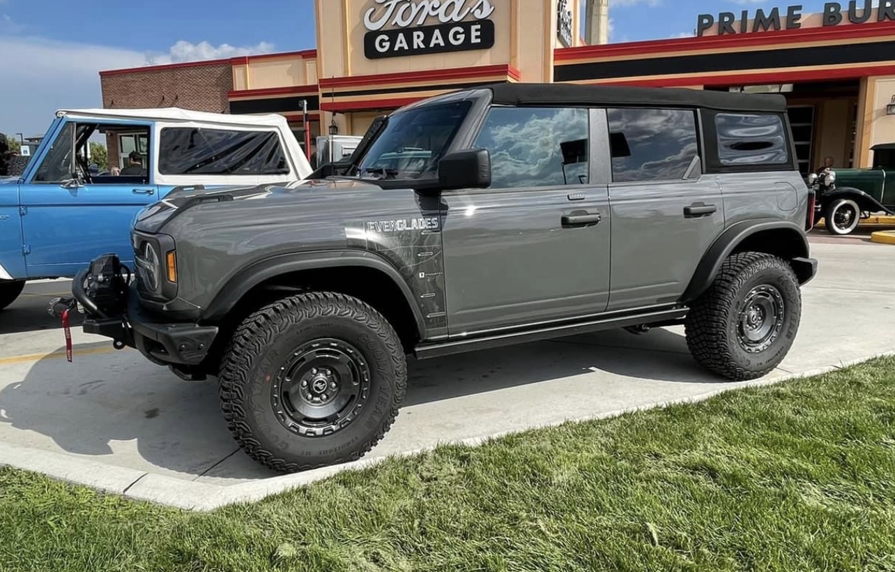 2023 Bronco Leadfoot Lead Foot Gray 2023 Bronco Spotted In Everglades Trim Bronco6g 2021 Ford Bronco Bronco Raptor Forum News Blog Owners Community