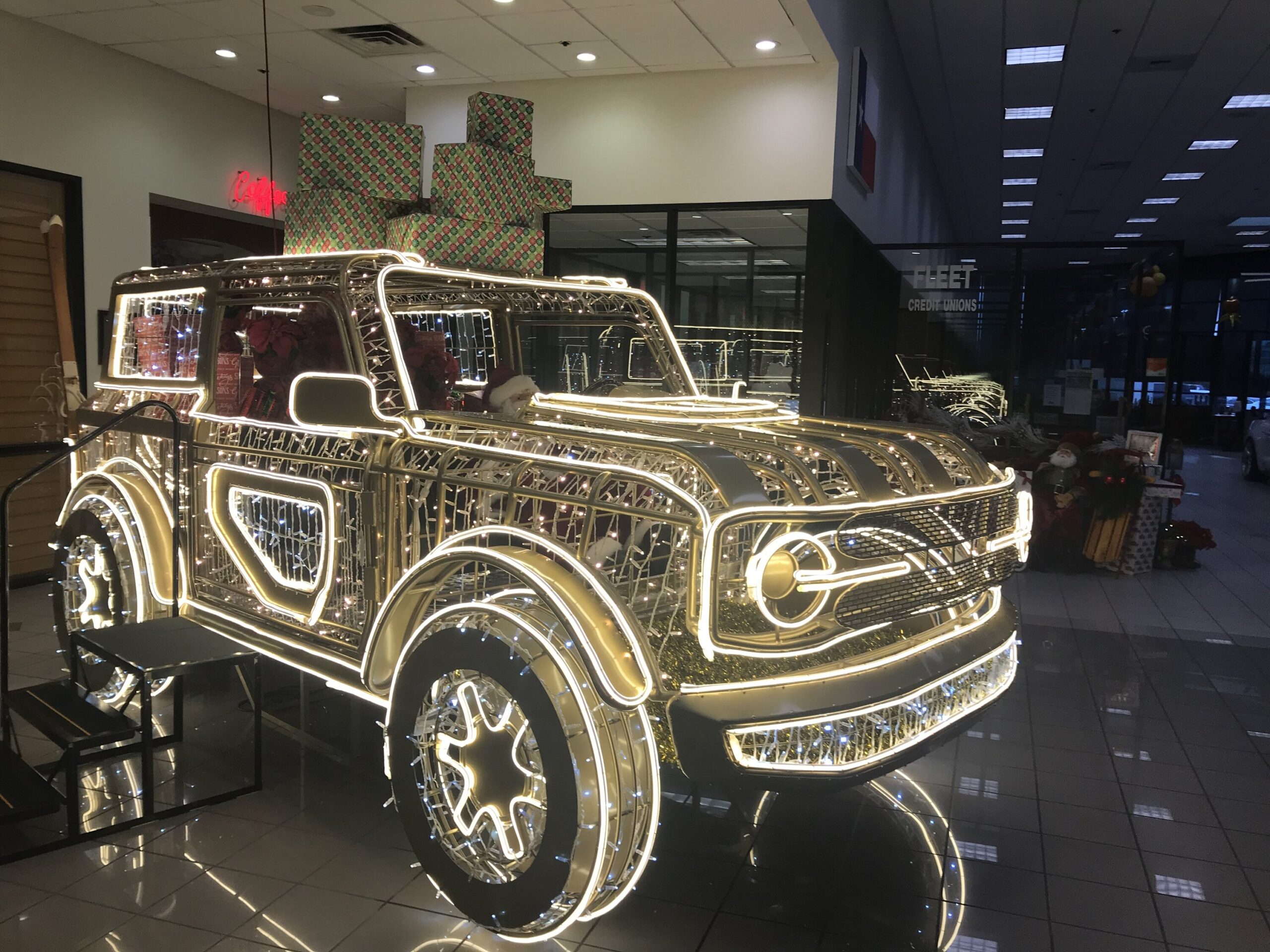 Trees on trucks! Show us your Christmas tree photos  Bronco6G - 2021+ Ford  Bronco & Bronco Raptor Forum, News, Blog & Owners Community